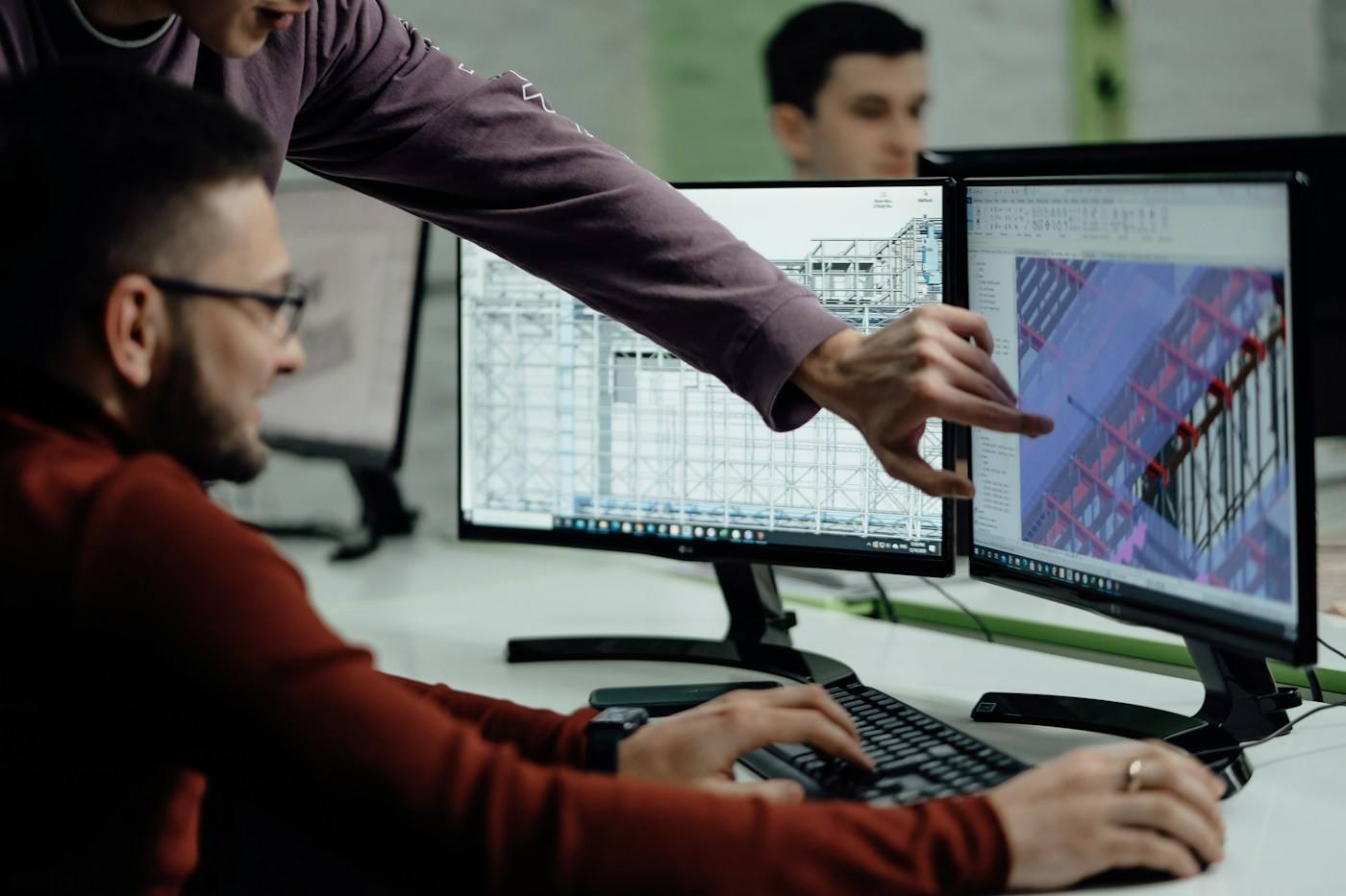 Ingenieros revisando un modelo BIM en pantalla