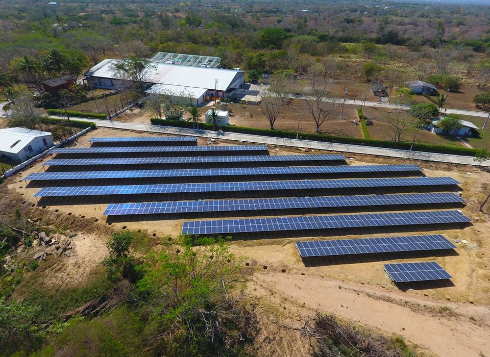 Planta solar en suelo de Avícola San Marino