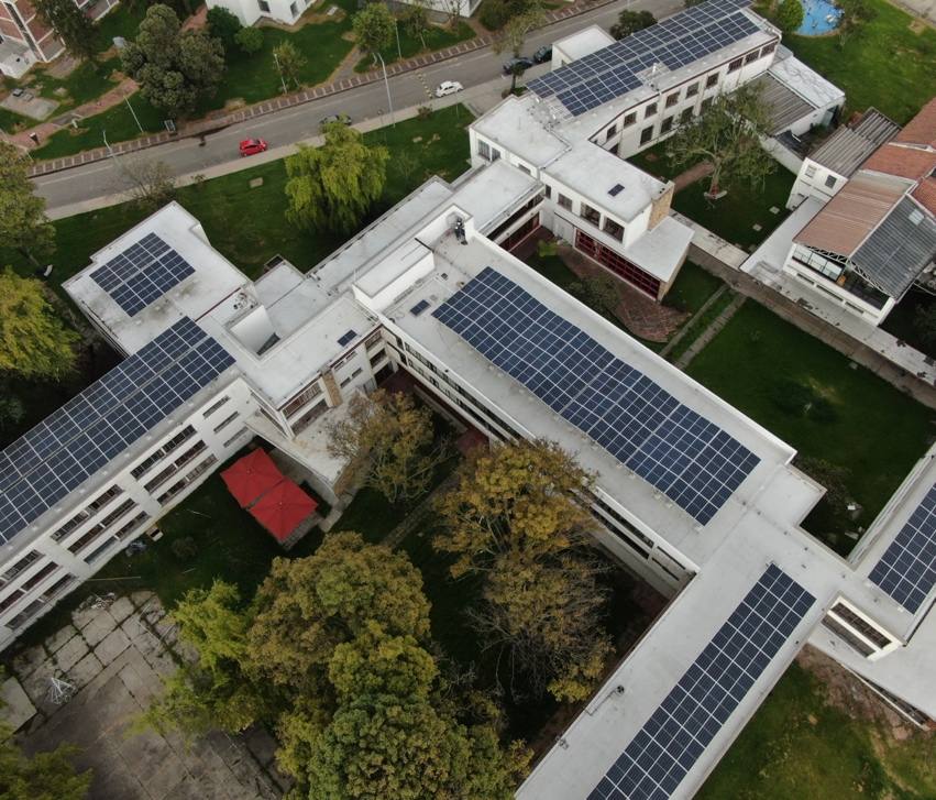 Paneles solares sobre los edificios de la Universidad Nacional en Bogotá